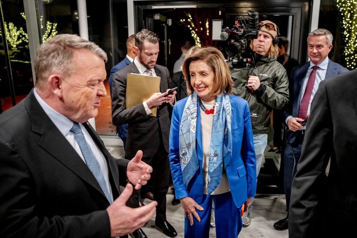 Udenrigsminister Lars Løkke Rasmussen og Vivian Motzfeldt tager imod Nancy Pelosi i forbindelse med at der holdes middag på den danske residens i Washington D.C., onsdag den 14. januar 2026.. (Foto: Mads Claus Rasmussen/Ritzau Scanpix) Udenrigsminister Lars Løkke Rasmussen og Vivian Motzfeldt tager imod Nancy Pelosi i forbindelse med at der holdes middag på den danske residens i Washington D.C., onsdag den 14. januar 2026.. (Foto: Mads Claus Rasmussen/Ritzau Scanpix)