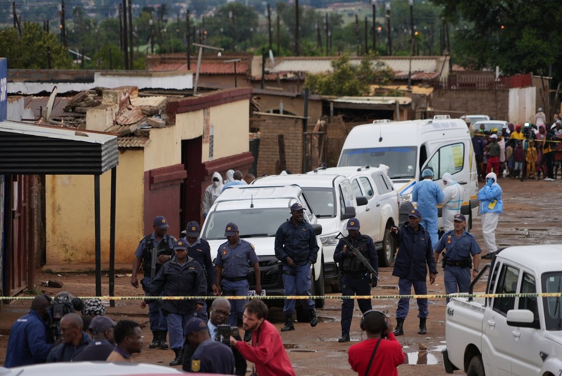 Sydafrikansk politi samles på stedet for et masseskyderi, hvor bevæbnede mænd dræbte ni og sårede mindst 10 på en pub i Bekkersdal, Sydafrika, 21. december 2025. Foto: Alfonso Nqunjana, AP-NTB. Sydafrikansk politi samles på stedet for et masseskyderi, hvor bevæbnede mænd dræbte ni og sårede mindst 10 på en pub i Bekkersdal, Sydafrika, 21. december 2025. Foto: Alfonso Nqunjana, AP-NTB.
