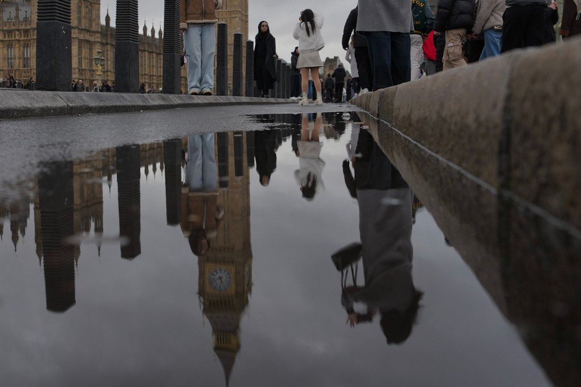 Tourists take photographs in front of the Elizabeth Tower, known as Big Ben, in London, Friday, Jan. 23, 2026. (AP Photo/Kin Cheung) Tourists take photographs in front of the Elizabeth Tower, known as Big Ben, in London, Friday, Jan. 23, 2026. (AP Photo/Kin Cheung)