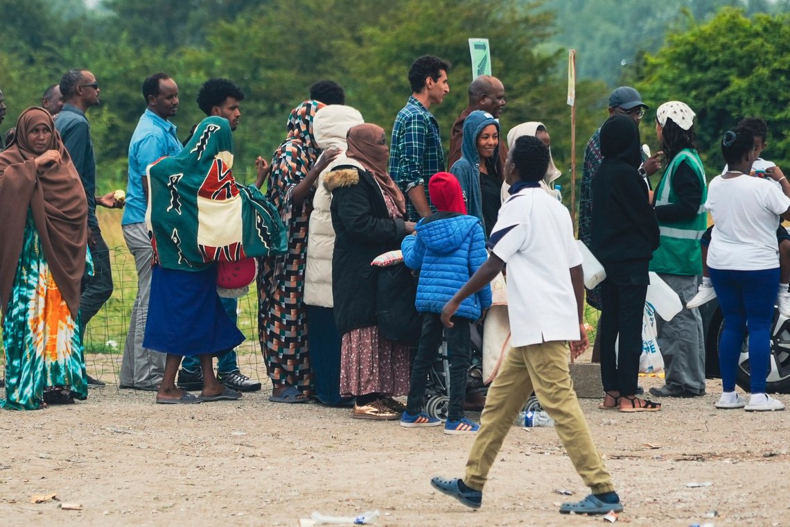 Migranter står i kø for at få mad i en uformel MSF-lejr i Mardyck, Nordfrankrig, den 2. juli 2025. Foto: Nicolas Garriga, AP-NTB. Migranter står i kø for at få mad i en uformel MSF-lejr i Mardyck, Nordfrankrig, den 2. juli 2025. Foto: Nicolas Garriga, AP-NTB.