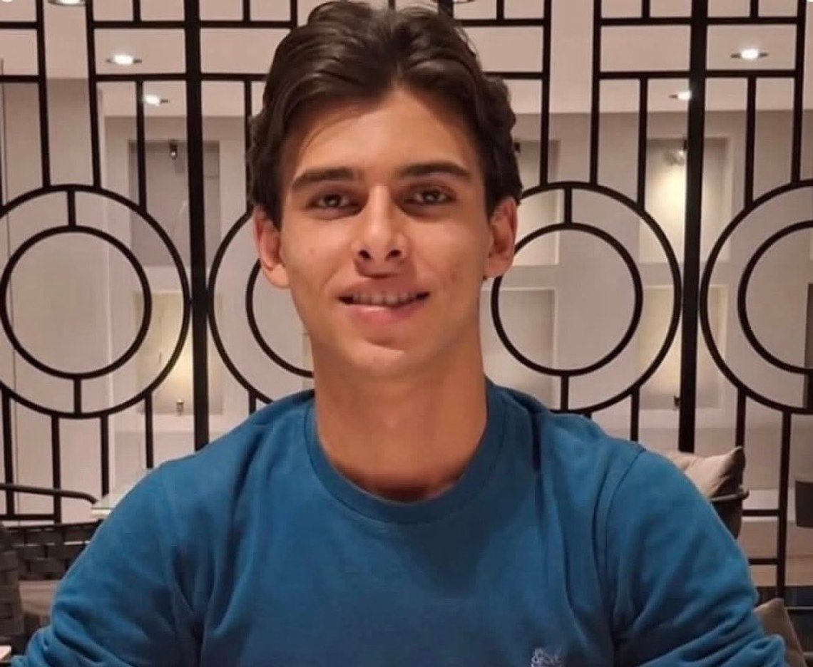 Det var Borna Dehghani.
Hans forældre opfordrede ham til ikke at deltage i demonstrationerne i Iran, men han sagde til dem:
»Hvis jeg ikke går, vil intet ændre sig.«
Det iranske regimes styrker skød ham ihjel.
Han gav sit liv for friheden.
Han var kun 18 år gammel. Det var Borna Dehghani.
Hans forældre opfordrede ham til ikke at deltage i demonstrationerne i Iran, men han sagde til dem:
»Hvis jeg ikke går, vil intet ændre sig.«
Det iranske regimes styrker skød ham ihjel.
Han gav sit liv for friheden.
Han var kun 18 år gammel.