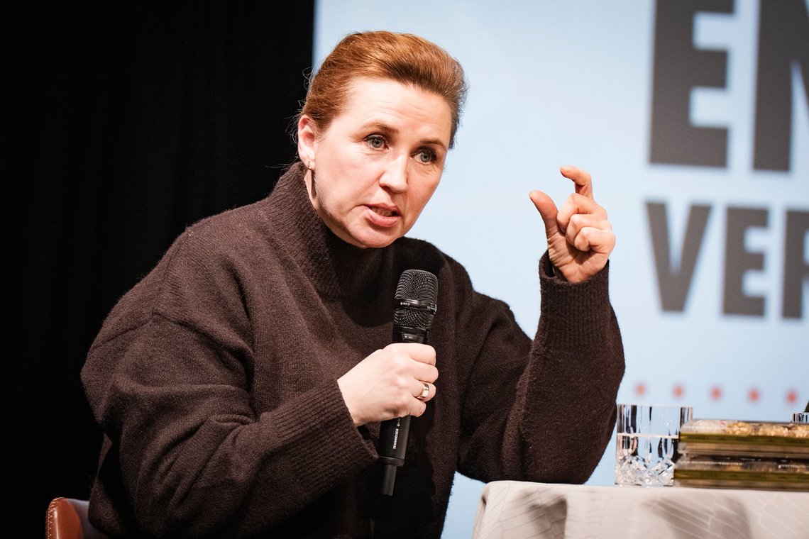 Statsminister Mette Frederiksen (S) på turné med arrangementet "En samtale om verden og hverdagen", på Grønnegade Kasernes Kulturcenter i Næstved onsdag den 4. februar 2026. Næstved er i dag første stop på turnéen, som de næste dage også kommer forbi Kolding og Aalborg.. (Foto: Sebastian Elias Uth/Ritzau Scanpix) Statsminister Mette Frederiksen (S) på turné med arrangementet "En samtale om verden og hverdagen", på Grønnegade Kasernes Kulturcenter i Næstved onsdag den 4. februar 2026. Næstved er i dag første stop på turnéen, som de næste dage også kommer forbi Kolding og Aalborg.. (Foto: Sebastian Elias Uth/Ritzau Scanpix)