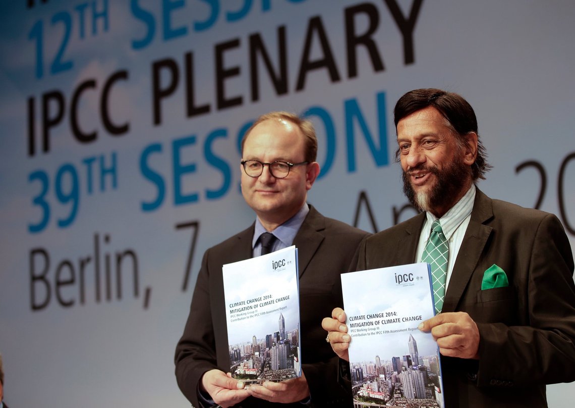 Ottmar Edenhofer, medformand for IPCC's arbejdsgruppe III, og Rejendra K. Pachauri, formand for IPCC, fra venstre, poserer før en pressekonference under et møde i Det Mellemstatslige Panel for Klimaændringer (IPCC) i Berlin, Tyskland, den 13. april 2014. Panelet mødtes fra den 7. april 2014 til den 12. april 2014 i den tyske hovedstad. Foto: Michael Sohn, AP-NTB. Ottmar Edenhofer, medformand for IPCC's arbejdsgruppe III, og Rejendra K. Pachauri, formand for IPCC, fra venstre, poserer før en pressekonference under et møde i Det Mellemstatslige Panel for Klimaændringer (IPCC) i Berlin, Tyskland, den 13. april 2014. Panelet mødtes fra den 7. april 2014 til den 12. april 2014 i den tyske hovedstad. Foto: Michael Sohn, AP-NTB.