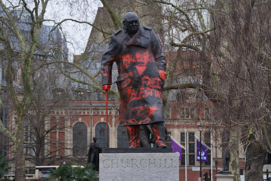 Statuen af Winston Churchill på Parliament Square blev beskadiget med graffiti, der stemplede den tidligere premierminister som en »zionistisk krigsforbryder«. Foto: Lucy North /PA via AP/ NTB Statuen af Winston Churchill på Parliament Square blev beskadiget med graffiti, der stemplede den tidligere premierminister som en »zionistisk krigsforbryder«. Foto: Lucy North /PA via AP/ NTB