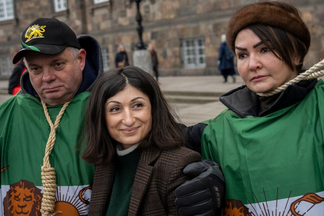 Firoozeh Bazrafkan, en iransk-født postmoderne/avantgarde billedkunstner, laver happening foran Christiansborg i København, torsdag den 14. december 2023.. (Foto: Emil Nicolai Helms/Ritzau Scanpix) Firoozeh Bazrafkan, en iransk-født postmoderne/avantgarde billedkunstner, laver happening foran Christiansborg i København, torsdag den 14. december 2023.. (Foto: Emil Nicolai Helms/Ritzau Scanpix)