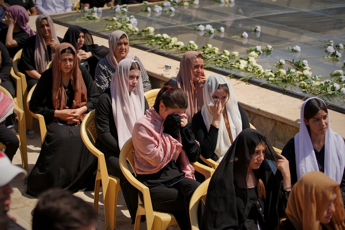 Irakiske yazidi-kvinder sørger under en ceremoni, der markerer 11-årsdagen for Islamisk Stats folkemord på yazidier i Sinjar, Irak, den 3. august 2025. Foto: Farid Abdulwahed, AP-NTB. Irakiske yazidi-kvinder sørger under en ceremoni, der markerer 11-årsdagen for Islamisk Stats folkemord på yazidier i Sinjar, Irak, den 3. august 2025. Foto: Farid Abdulwahed, AP-NTB.