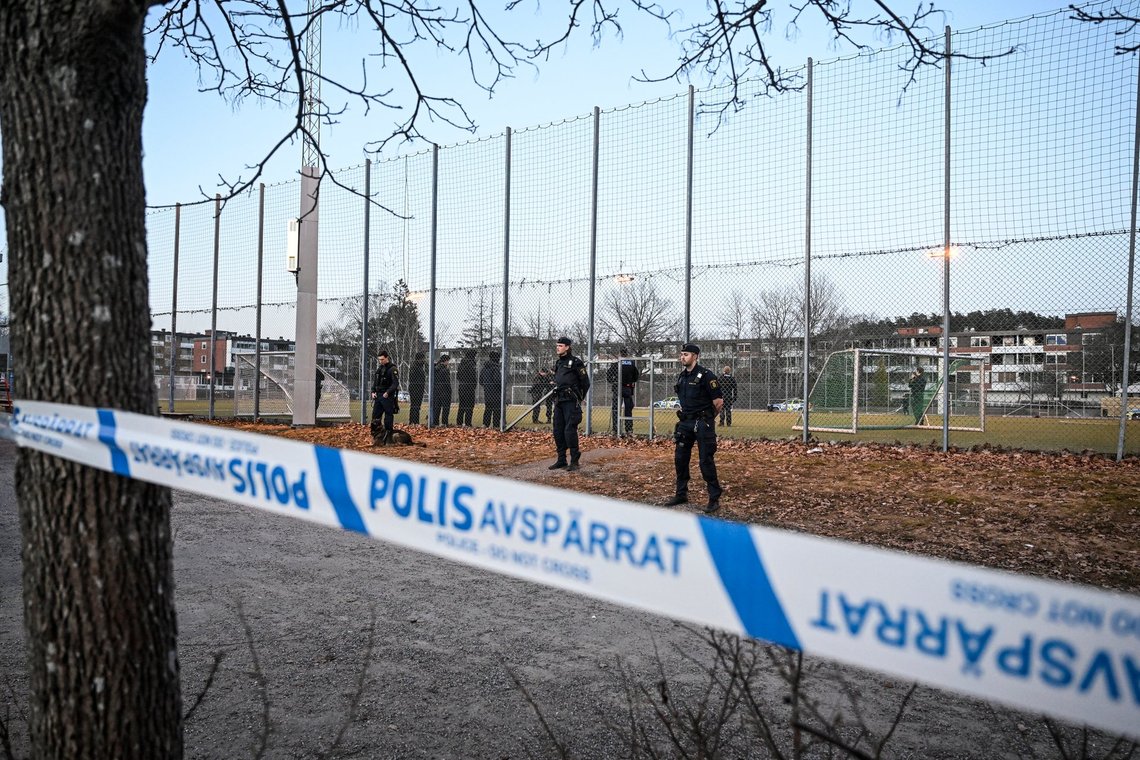 Politiet ved en fodboldbane i Vårby Gård i Huddinge syd for Stockholm, efter at en mand er blevet fundet skudt. Foto: Jessica Gow, TT-NTB. Politiet ved en fodboldbane i Vårby Gård i Huddinge syd for Stockholm, efter at en mand er blevet fundet skudt. Foto: Jessica Gow, TT-NTB.