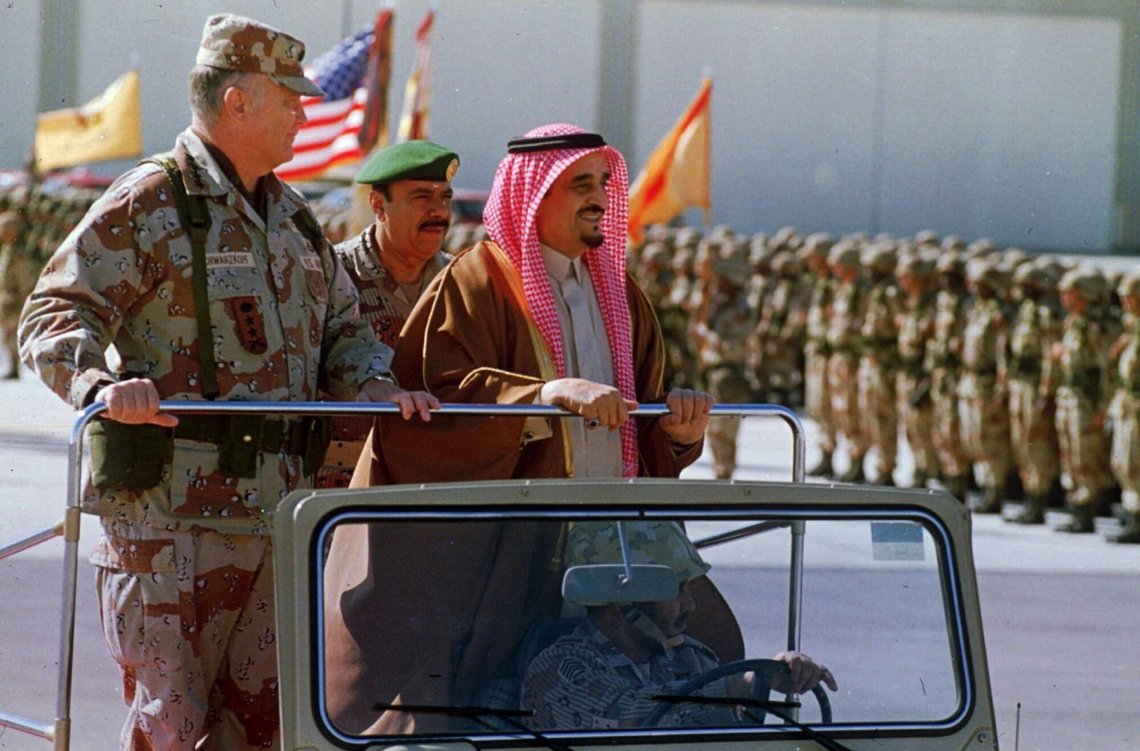 Et historisk billede: General Schwarzkopf sammen med kong Fahd på den base, der bærer hans navn. Saudierne lod amerikanerne komme ind som reaktion på Saddams invasion af Kuwait. Nu er det Iran, der har begået den samme fejl som Saddam, og det vil blive deres undergang. (AP Photo/Bob Daugherty) Et historisk billede: General Schwarzkopf sammen med kong Fahd på den base, der bærer hans navn. Saudierne lod amerikanerne komme ind som reaktion på Saddams invasion af Kuwait. Nu er det Iran, der har begået den samme fejl som Saddam, og det vil blive deres undergang. (AP Photo/Bob Daugherty)