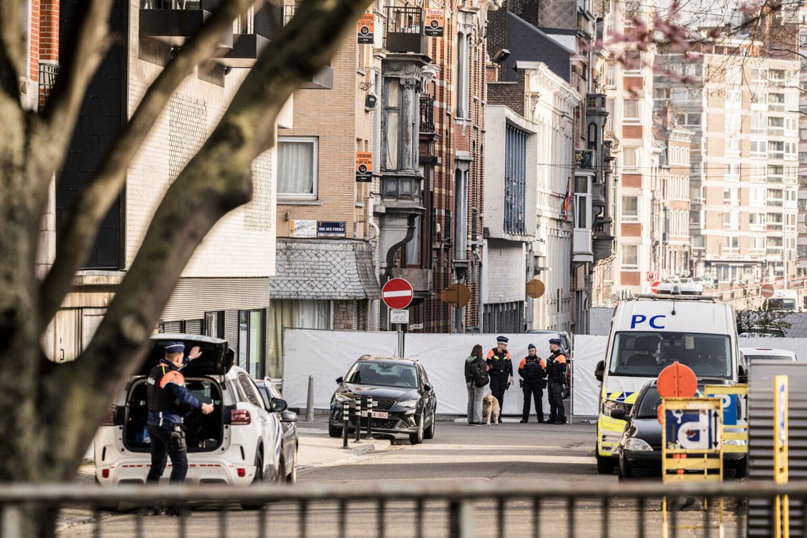 Politi står nær barrikader, mens de sikrer et område efter en eksplosion nær en synagoge i Liège, Belgien, mandag den 9. marts 2026. (AP Photo/Valentin Bianchi) Politi står nær barrikader, mens de sikrer et område efter en eksplosion nær en synagoge i Liège, Belgien, mandag den 9. marts 2026. (AP Photo/Valentin Bianchi)