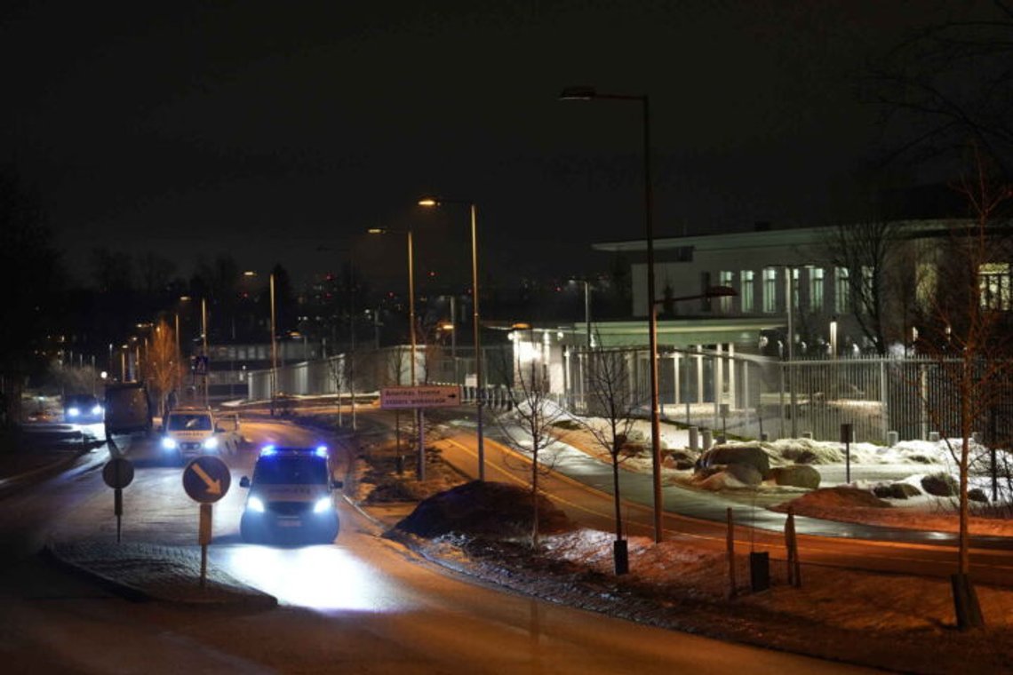 Oslo, Norge 20260308.
Store politiressurser er på plass ved den amerikanske ambassaden natt til søndag etter at det er meldt om et kraftig smell på stedet. Det er ikke meldt om skadde personer.
Foto: Javad Parsa / NTB Oslo, Norge 20260308.
Store politiressurser er på plass ved den amerikanske ambassaden natt til søndag etter at det er meldt om et kraftig smell på stedet. Det er ikke meldt om skadde personer.
Foto: Javad Parsa / NTB