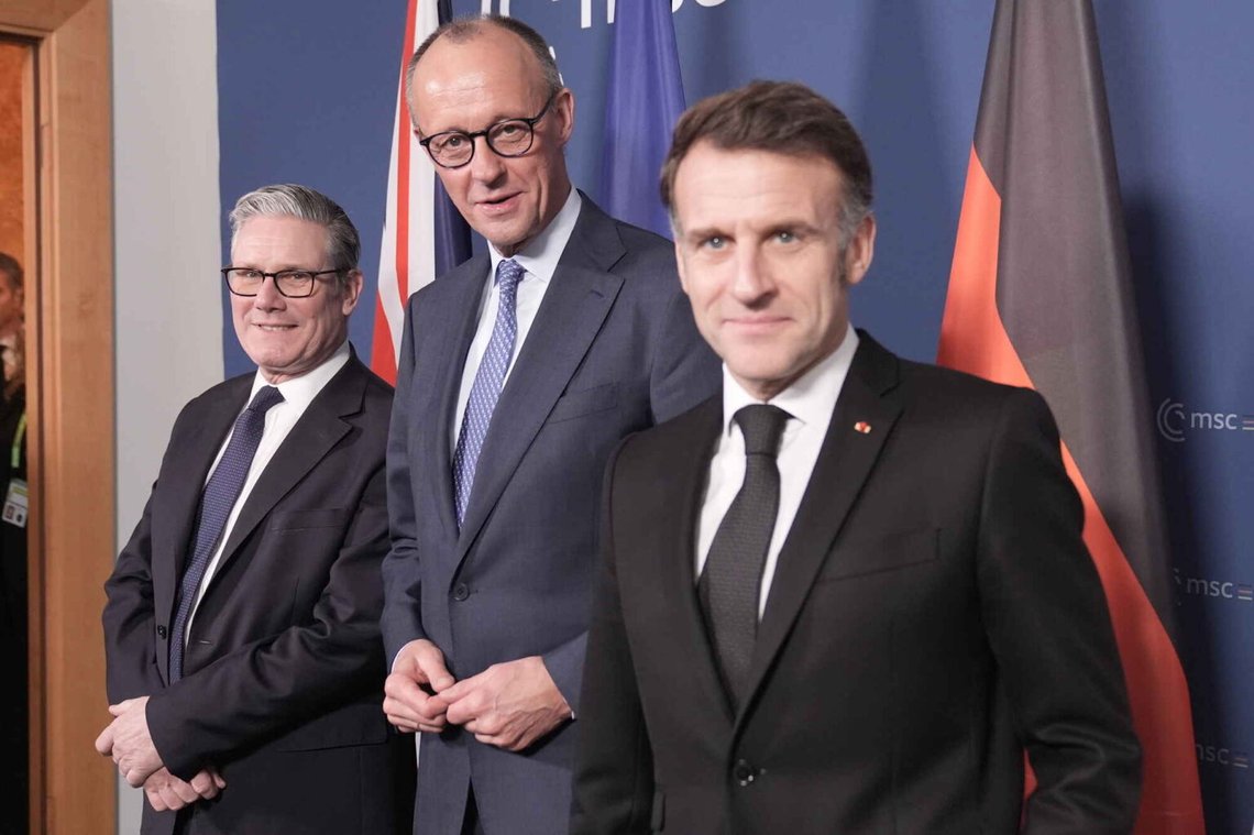 Bedst til alliancer, når det ikke betyder noget? Den britiske premierminister Keir Starmer, den tyske kansler Friedrich Merz og den franske præsident Emmanuel Macron ved sikkerhedskonferencen i München. Februar 2026. (Foto: Stefan Rousseau/Poool via AP) Bedst til alliancer, når det ikke betyder noget? Den britiske premierminister Keir Starmer, den tyske kansler Friedrich Merz og den franske præsident Emmanuel Macron ved sikkerhedskonferencen i München. Februar 2026. (Foto: Stefan Rousseau/Poool via AP)