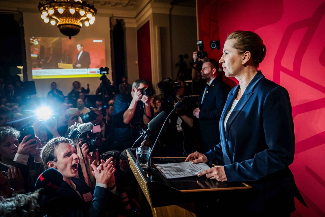 Danmarks statsminister og formand for Socialdemokraterne, Mette Frederiksen, taler under valgfestlighederne i Fællesalen på Christiansborg i København, tidligt onsdag den 25. marts 2026. (Mads Claus Rasmussen/Ritzau Scanpix via AP) Danmarks statsminister og formand for Socialdemokraterne, Mette Frederiksen, taler under valgfestlighederne i Fællesalen på Christiansborg i København, tidligt onsdag den 25. marts 2026. (Mads Claus Rasmussen/Ritzau Scanpix via AP)