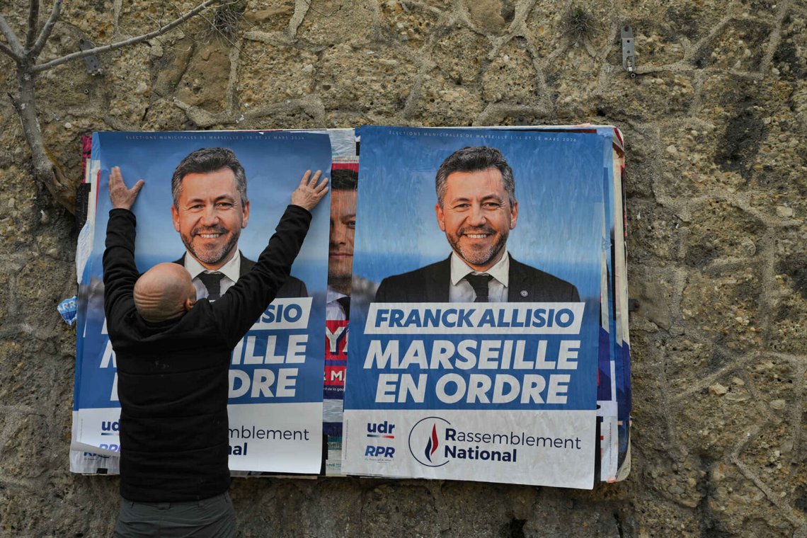 Valgplakater med et billede af den renommerede borgmesterkandidat Franck Allisio hænges op i Marseille den 6. marts. Foto: Valgplakater med et billede af den renommerede borgmesterkandidat Franck Allisio hænges op i Marseille den 6. marts. Foto: