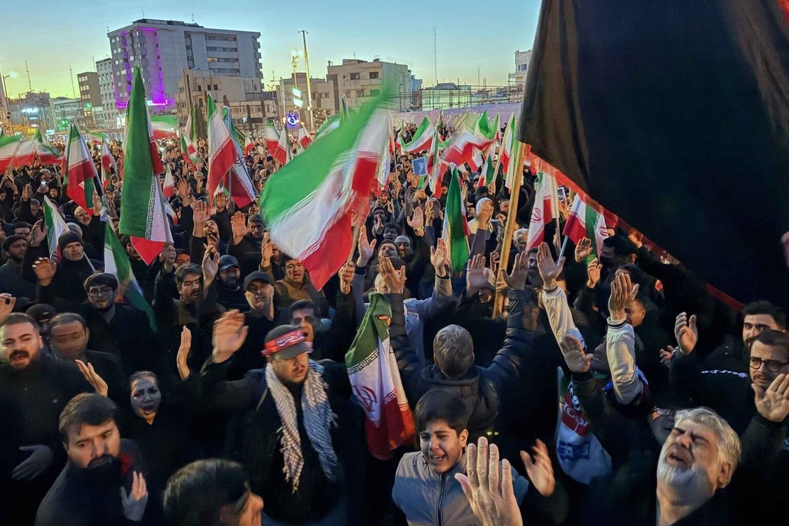 Tilhængere af regimet i Iran sørger over nyheden om, at Ali Khamenei er blevet dræbt i Teheran den 1. marts 2026. Foto: Vahid Salemi / AP / NTB. Tilhængere af regimet i Iran sørger over nyheden om, at Ali Khamenei er blevet dræbt i Teheran den 1. marts 2026. Foto: Vahid Salemi / AP / NTB.