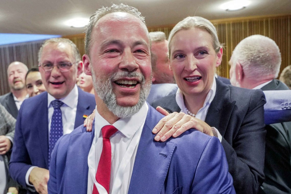 AfD-lederne Tino Chrupalla, Jan Bollinger og Alice Weidel efter partiets gode valg i Rheinland-Pfalz i marts. Foto: Andreas Arnold / dpa via AP / NTB AfD-lederne Tino Chrupalla, Jan Bollinger og Alice Weidel efter partiets gode valg i Rheinland-Pfalz i marts. Foto: Andreas Arnold / dpa via AP / NTB