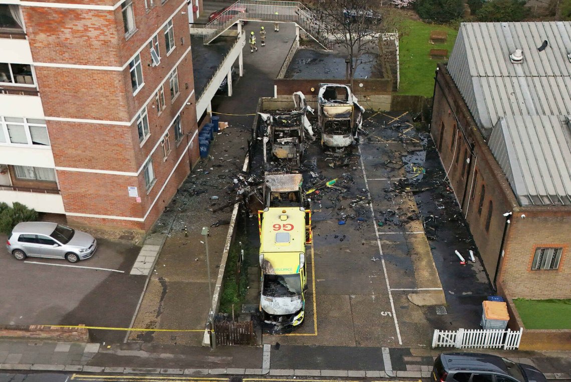 Fire ambulancer tilhørende den jødiske ambulancetjeneste Hatzola Northwest blev angrebet af brandstiftere mandag morgen i Golders Green, London. Foto: Jonathan Brady /PA Wire/PA via AP/NTB Fire ambulancer tilhørende den jødiske ambulancetjeneste Hatzola Northwest blev angrebet af brandstiftere mandag morgen i Golders Green, London. Foto: Jonathan Brady /PA Wire/PA via AP/NTB
