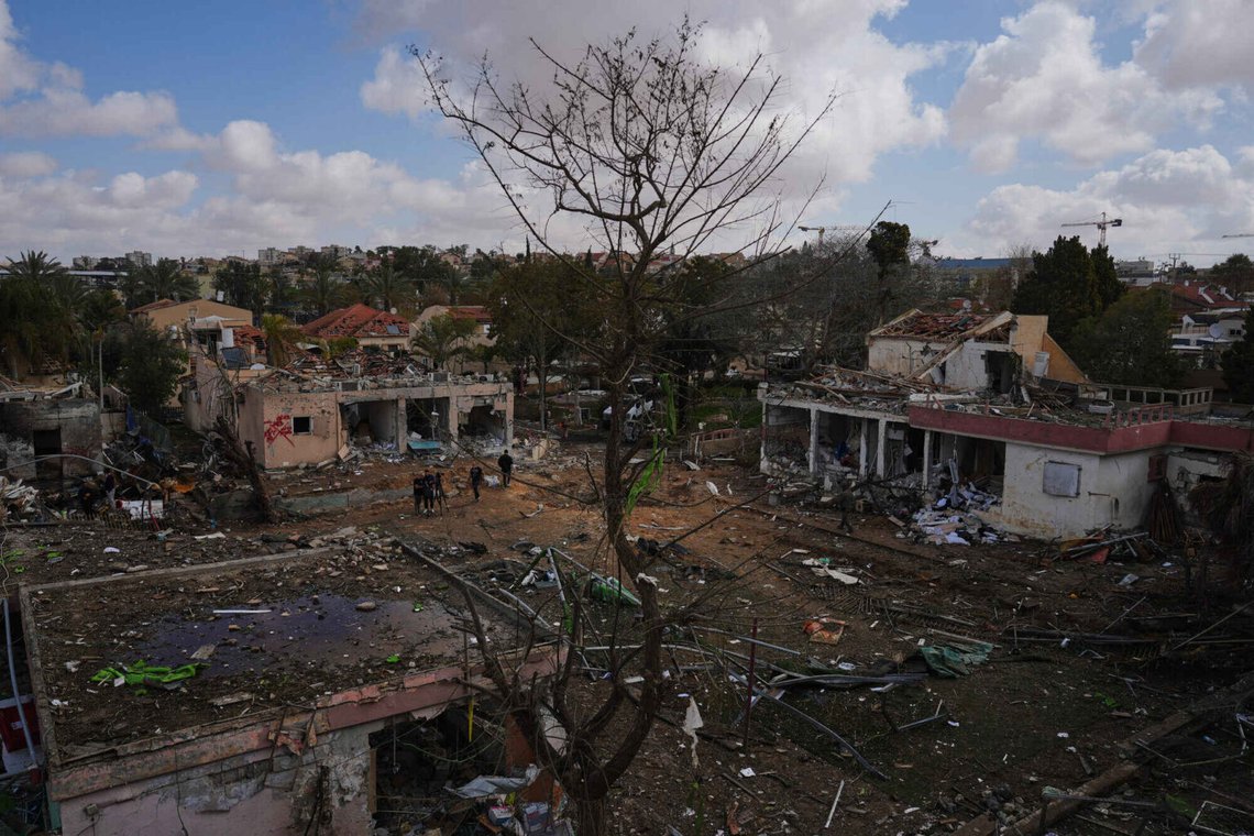 Folk undersøger et sted, der blev ramt af et iransk missil i Dimona, det sydlige Israel, søndag den 22. marts 2026. (AP Photo/Ariel Scha) Folk undersøger et sted, der blev ramt af et iransk missil i Dimona, det sydlige Israel, søndag den 22. marts 2026. (AP Photo/Ariel Scha)