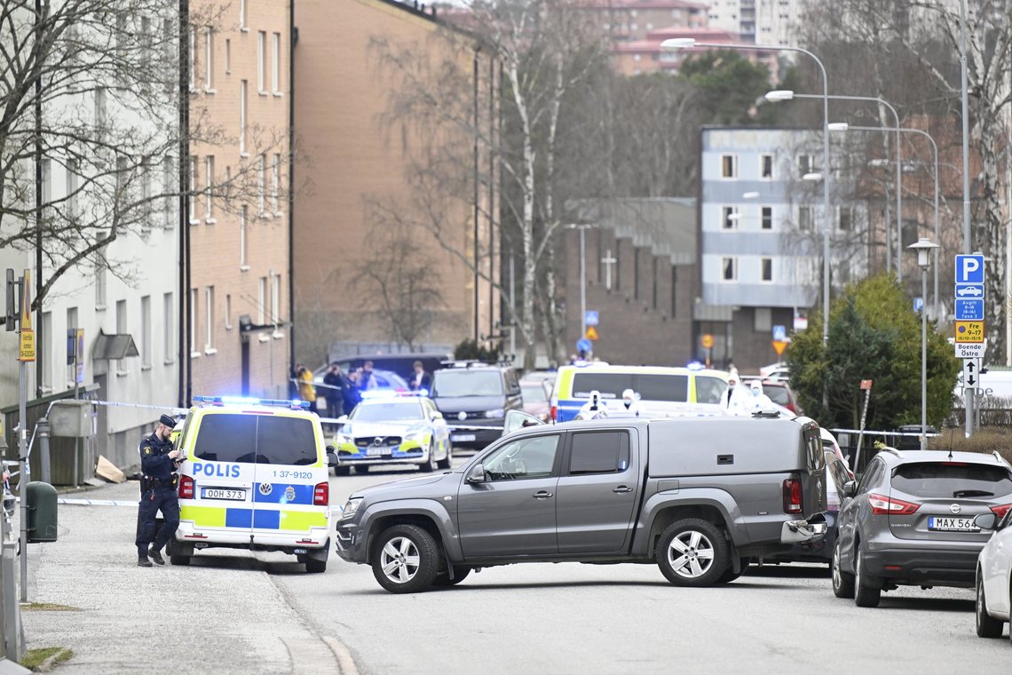 En mand blev såret i en skudepisode i Södertälje torsdag morgen. Manden blev bragt til hospitalet med meget alvorlige skader og døde af sine kvæstelser, oplyser politiet. Foto: Jessica Gow, TT-NTB. En mand blev såret i en skudepisode i Södertälje torsdag morgen. Manden blev bragt til hospitalet med meget alvorlige skader og døde af sine kvæstelser, oplyser politiet. Foto: Jessica Gow, TT-NTB.