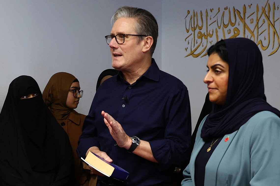 Storbritanniens premierminister Keir Starmer (i midten) og indenrigsminister Shabana Mahmood (til højre) under deres besøg i Peacehaven-moskéen i Peacehaven, England, 23. oktober 2025. Foto: Peter Nicholls, AP-NTB. Storbritanniens premierminister Keir Starmer (i midten) og indenrigsminister Shabana Mahmood (til højre) under deres besøg i Peacehaven-moskéen i Peacehaven, England, 23. oktober 2025. Foto: Peter Nicholls, AP-NTB.