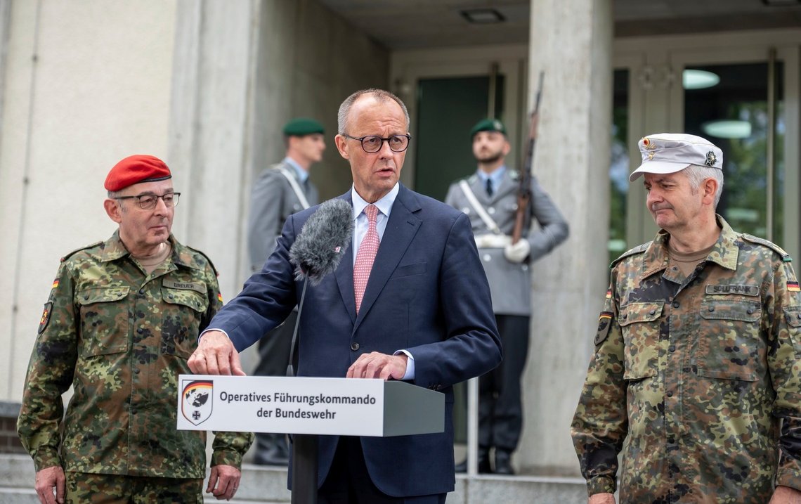 Den tyske kansler Friedrich Merz står mellem Alexander Sollfrank, til højre, chef for Bundeswehrs operative kommando, og Carsten Breuer, generalinspektør for Bundeswehr, under sit første besøg hos Bundeswehrs operative kommando i Schwielowsee i Brandenburg, 28. juni 2025. Foto: Michael Kappeler, AP-NTB. Den tyske kansler Friedrich Merz står mellem Alexander Sollfrank, til højre, chef for Bundeswehrs operative kommando, og Carsten Breuer, generalinspektør for Bundeswehr, under sit første besøg hos Bundeswehrs operative kommando i Schwielowsee i Brandenburg, 28. juni 2025. Foto: Michael Kappeler, AP-NTB.