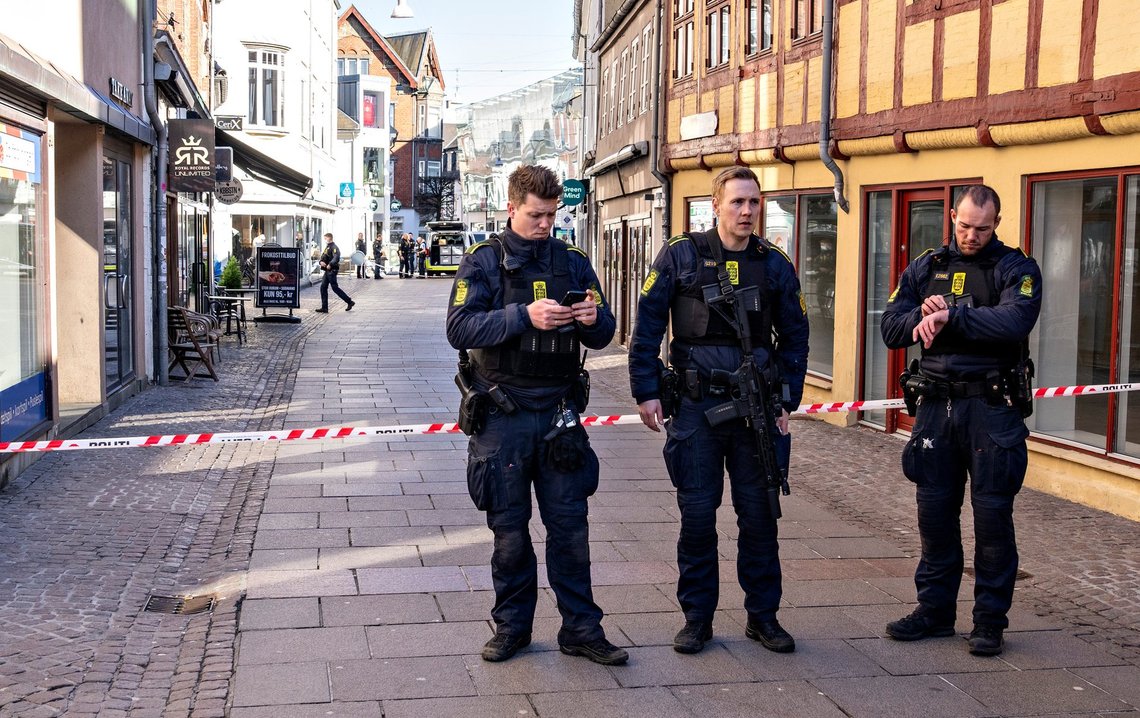 Politiet efterforsker et skyderi mod tatovørforretningen Royal Ink i gågaden Bispensgade i Aalborg tirsdag 7. april. Foto: Henning Bagger, Ritzau Scanpix. Politiet efterforsker et skyderi mod tatovørforretningen Royal Ink i gågaden Bispensgade i Aalborg tirsdag 7. april. Foto: Henning Bagger, Ritzau Scanpix.
