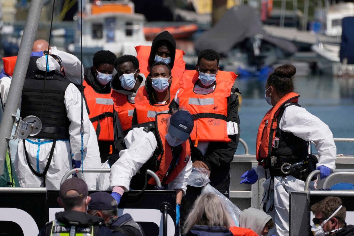 Migranter, der er kommet over fra Frankrig, bringes i land efter at være blevet opsamlet i Den Engelske Kanal af et fartøj fra den britiske grænsevagt i Dover i det sydøstlige England, den 22. juli 2021. Foto: Matt Dunham, AP-NTB. Migranter, der er kommet over fra Frankrig, bringes i land efter at være blevet opsamlet i Den Engelske Kanal af et fartøj fra den britiske grænsevagt i Dover i det sydøstlige England, den 22. juli 2021. Foto: Matt Dunham, AP-NTB.