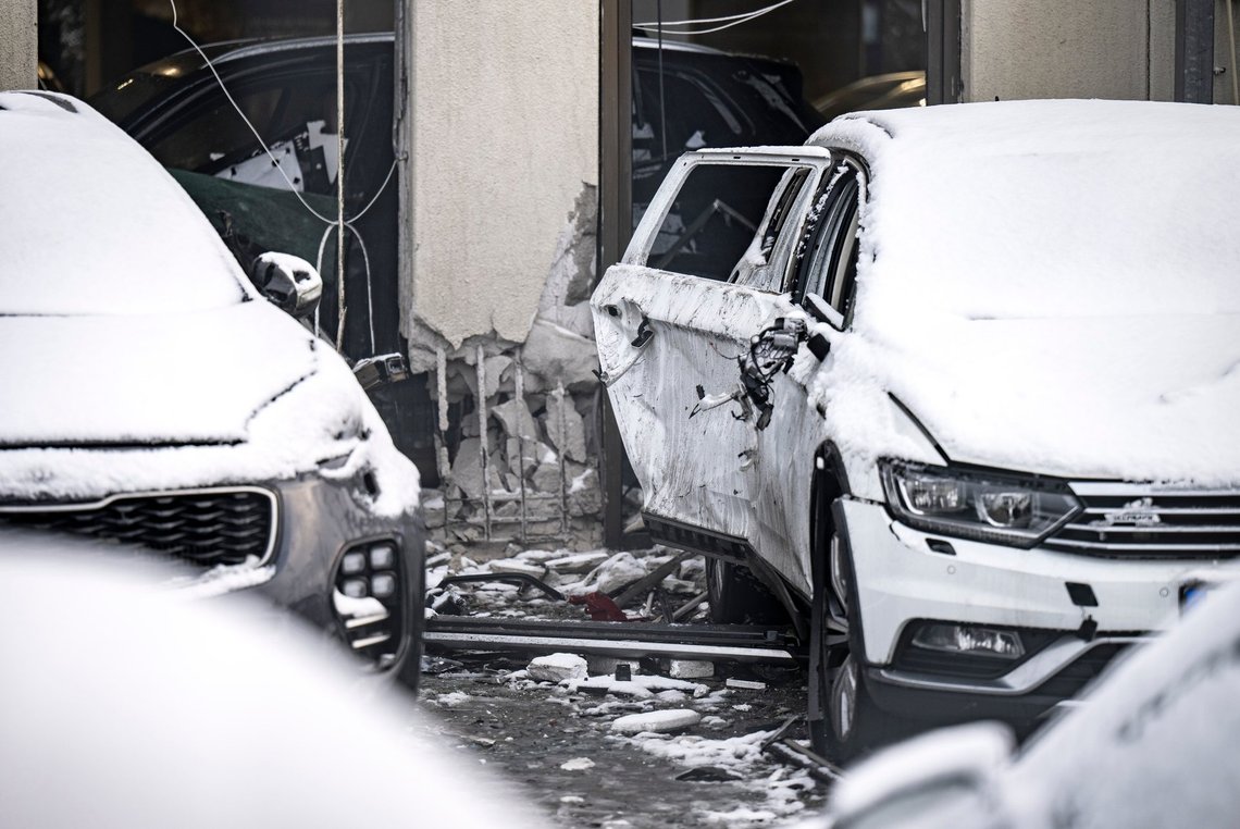 MALMÖ 2023-03-07
Stora skador på fönster, fasaden, skärmtak och parkerade fordon utanför en bilfirma i Fosie i östra Malmö efter en detonation som skadade bilar och byggnad tidigt på tisdagsmorgonen.
Foto: Johan Nilsson / TT / Kod 50090 MALMÖ 2023-03-07
Stora skador på fönster, fasaden, skärmtak och parkerade fordon utanför en bilfirma i Fosie i östra Malmö efter en detonation som skadade bilar och byggnad tidigt på tisdagsmorgonen.
Foto: Johan Nilsson / TT / Kod 50090