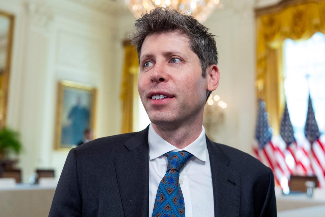 Sam Altman, CEO for OpenAI, tager plads før et møde i Det Hvide Hus' taskforce for uddannelse i kunstig intelligens i East Room i Det Hvide Hus den 4. september 2025 i Washington. Foto: Alex Brandon, AP-NTB. Sam Altman, CEO for OpenAI, tager plads før et møde i Det Hvide Hus' taskforce for uddannelse i kunstig intelligens i East Room i Det Hvide Hus den 4. september 2025 i Washington. Foto: Alex Brandon, AP-NTB.