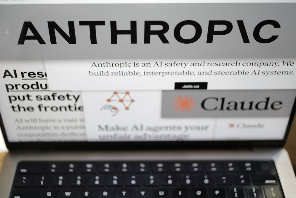 Sider fra Anthropics hjemmeside og virksomhedens logoer vises på en computerskærm i New York den 26. februar 2026. Foto: Patrick Sison, AP-NTB. Sider fra Anthropics hjemmeside og virksomhedens logoer vises på en computerskærm i New York den 26. februar 2026. Foto: Patrick Sison, AP-NTB.