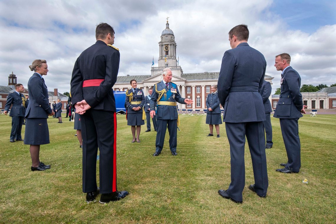 Storbritanniens prins Charles taler til dimittender efter at have deltaget i Queen's Squadrons dimissionsceremoni på RAF College Cranwell i Lincolnshire, England, den 16. juli 2020. Foto: Julian Simmonds, AP-NTB. Storbritanniens prins Charles taler til dimittender efter at have deltaget i Queen's Squadrons dimissionsceremoni på RAF College Cranwell i Lincolnshire, England, den 16. juli 2020. Foto: Julian Simmonds, AP-NTB.