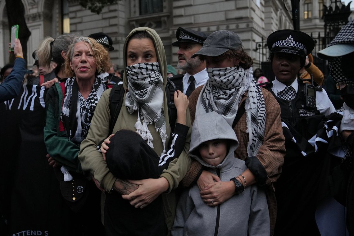 Palestinian supporters gather during a protest outside Downing Street, in London, Thursday, Oct. 2, 2025. (AP Photo/Kin Cheung) Palestinian supporters gather during a protest outside Downing Street, in London, Thursday, Oct. 2, 2025. (AP Photo/Kin Cheung)