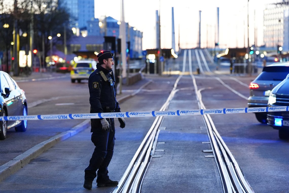 Politiet afspærrede et område i nærheden af Nordstan i Göteborgs centrum efter en alarm om et formodet farligt objekt. Foto: Björn Larsson Rosvall, TT-NTB. Politiet afspærrede et område i nærheden af Nordstan i Göteborgs centrum efter en alarm om et formodet farligt objekt. Foto: Björn Larsson Rosvall, TT-NTB.