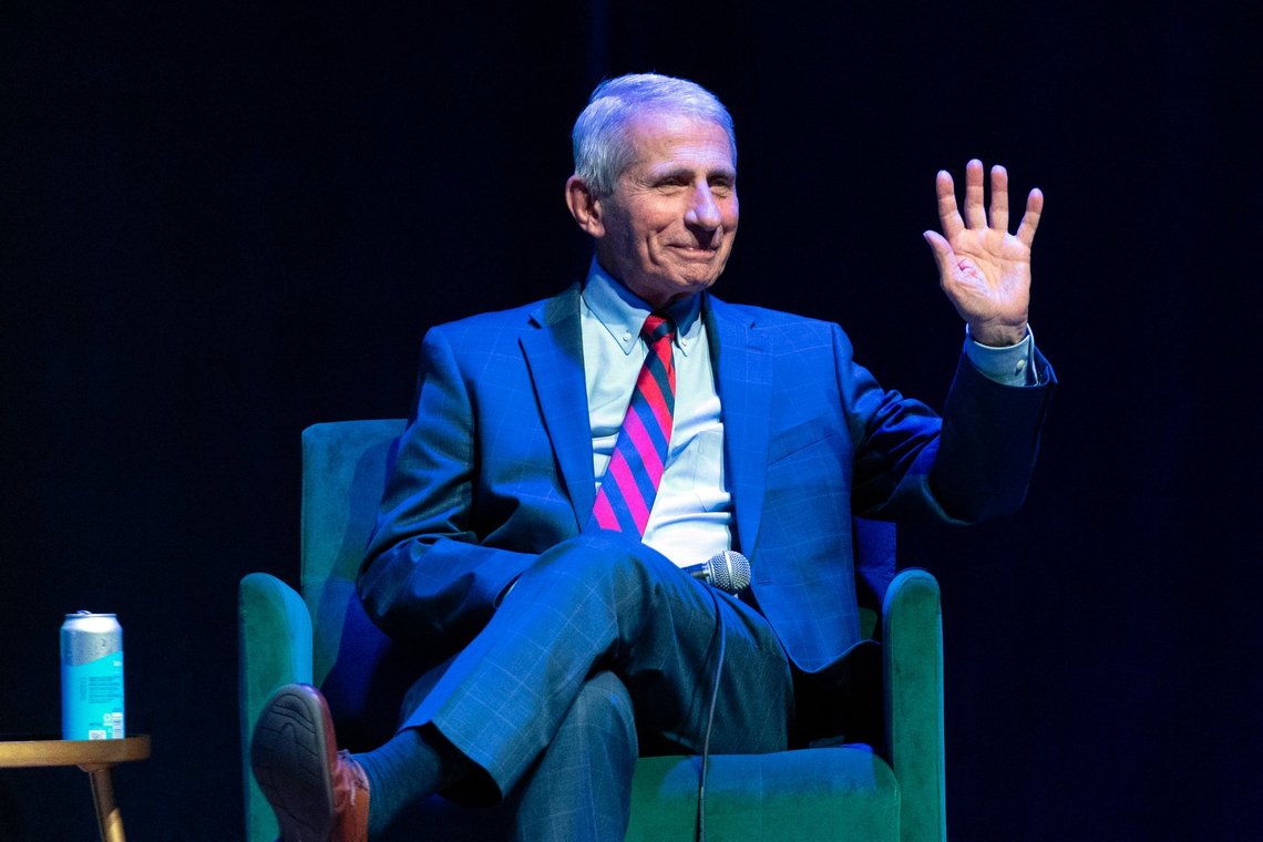 Dr. Anthony Fauci vinker til publikum, mens han holder tale under præsentationen af sin bog »On Call« i Lincoln Theatre den 21. juni 2024 i Washington. Foto: Jose Luis Magana, AP-NTB. Dr. Anthony Fauci vinker til publikum, mens han holder tale under præsentationen af sin bog »On Call« i Lincoln Theatre den 21. juni 2024 i Washington. Foto: Jose Luis Magana, AP-NTB.