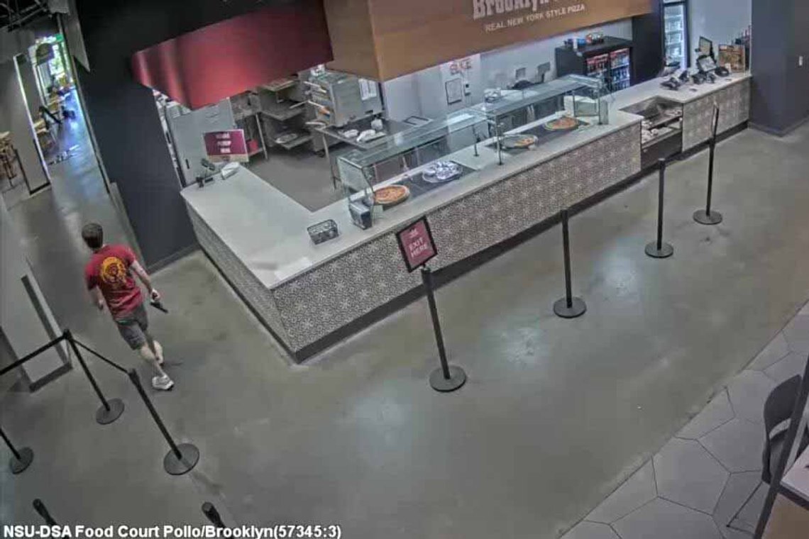 Ikner befandt sig inde i studenterforeningen under skyderiet. Foto: Florida State University CCTV Ikner befandt sig inde i studenterforeningen under skyderiet. Foto: Florida State University CCTV