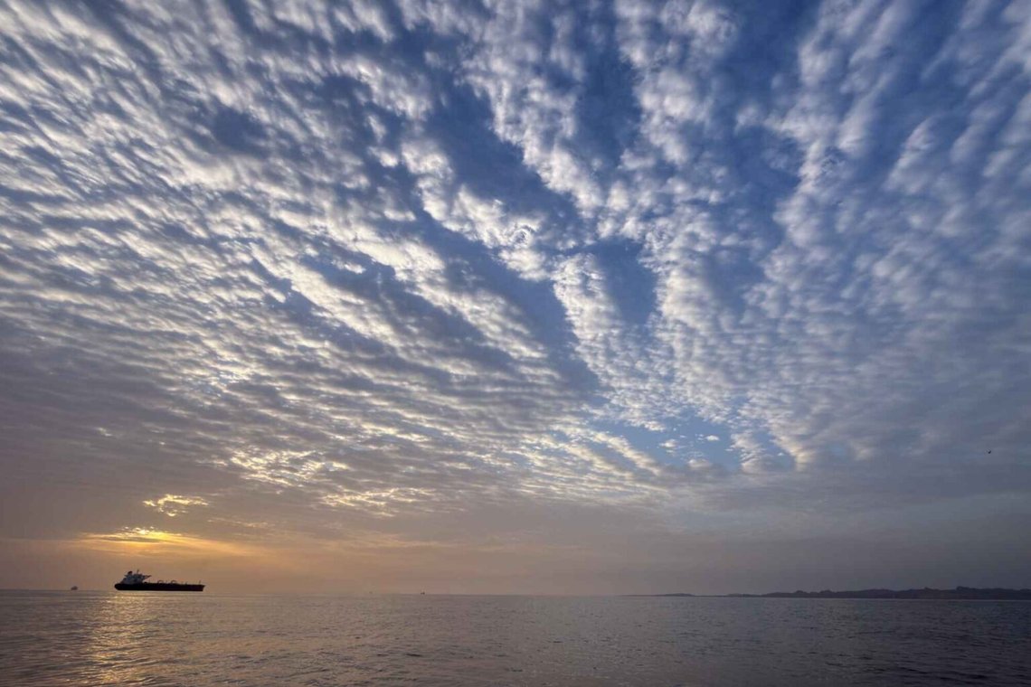 Solen står op bag et tankskib, der ligger for anker i Hormuzstrædet ud for Qeshm-øens kyst i Iran, lørdag den 18. april. Men nu ser det ud til, at solen er ved at gå ned, og Europa er i høj grad skyld i det. Foto: AP /Asghar Besharati/ NTB
Serielogo Angreb på Iran 2026 Solen står op bag et tankskib, der ligger for anker i Hormuzstrædet ud for Qeshm-øens kyst i Iran, lørdag den 18. april. Men nu ser det ud til, at solen er ved at gå ned, og Europa er i høj grad skyld i det. Foto: AP /Asghar Besharati/ NTB
Serielogo Angreb på Iran 2026