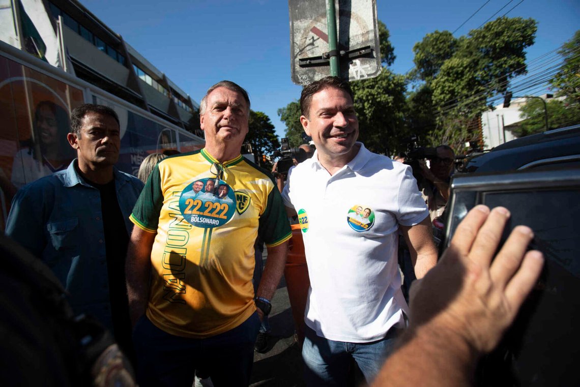 Brasiliens tidligere præsident Jair Bolsonaro (i midten) og den tidligere leder af e-tjenesten, Alexandre Ramagem (til højre), der stillede op som borgmesterkandidat ved kommunalvalget i Rio de Janeiro i 2024. (Arkivfoto: Bruna Prado/AP Photo) Brasiliens tidligere præsident Jair Bolsonaro (i midten) og den tidligere leder af e-tjenesten, Alexandre Ramagem (til højre), der stillede op som borgmesterkandidat ved kommunalvalget i Rio de Janeiro i 2024. (Arkivfoto: Bruna Prado/AP Photo)