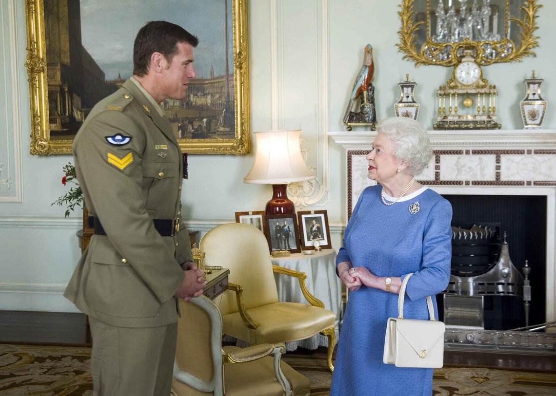 Dronning Elizabeth II hilser på en af Australiens mest dekorerede soldater, korporal Ben Roberts-Smith. Han var for nylig blevet tildelt Victoria-korset og fik audiens hos dronningen af Commonwealth på Buckingham Palace i London den 15. november 2011. Foto: Anthony Devlin /Pool via AP/NTB Dronning Elizabeth II hilser på en af Australiens mest dekorerede soldater, korporal Ben Roberts-Smith. Han var for nylig blevet tildelt Victoria-korset og fik audiens hos dronningen af Commonwealth på Buckingham Palace i London den 15. november 2011. Foto: Anthony Devlin /Pool via AP/NTB