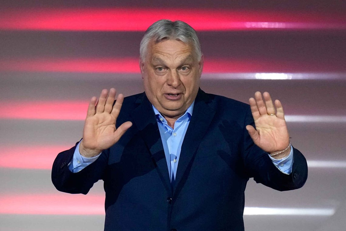 Ungarns længst siddende premierminister, Viktor Orbán, led et ordentligt valgmæssigt nederlag ved søndagens valg. Nu er han åben for at godkende det gigantiske lån til Ukraine efter at være blevet kritiseret af EU. Foto: AP / NTB Ungarns længst siddende premierminister, Viktor Orbán, led et ordentligt valgmæssigt nederlag ved søndagens valg. Nu er han åben for at godkende det gigantiske lån til Ukraine efter at være blevet kritiseret af EU. Foto: AP / NTB