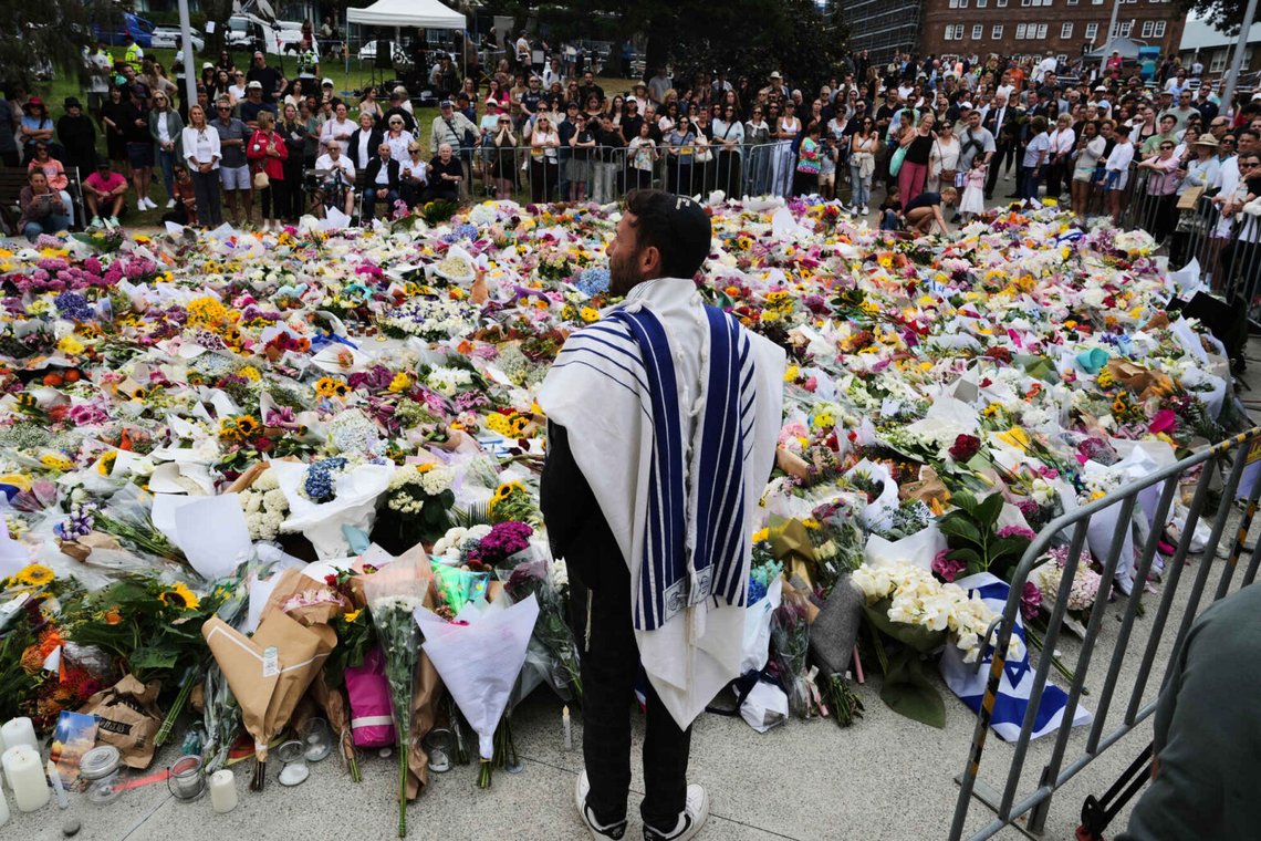 Rabbiner Yossi Friedman taler til sørgende, der var samlet ved en mindehøjtidelighed på Bondi Beach den 16. december 2025, hvor 15 mennesker blev dræbt. Filfoto: Mark Baker/AP/NTB Rabbiner Yossi Friedman taler til sørgende, der var samlet ved en mindehøjtidelighed på Bondi Beach den 16. december 2025, hvor 15 mennesker blev dræbt. Filfoto: Mark Baker/AP/NTB