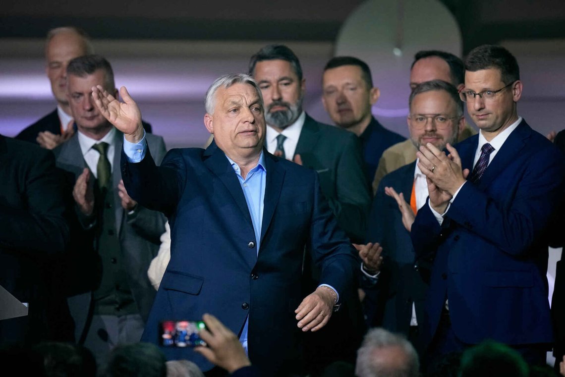 Viktor Orbán hilser på sine støtter i Budapest efter parlamentsvalget i Ungarn den 12. april 2026. Foto: Petr David Josek / AP / NTB. Viktor Orbán hilser på sine støtter i Budapest efter parlamentsvalget i Ungarn den 12. april 2026. Foto: Petr David Josek / AP / NTB.