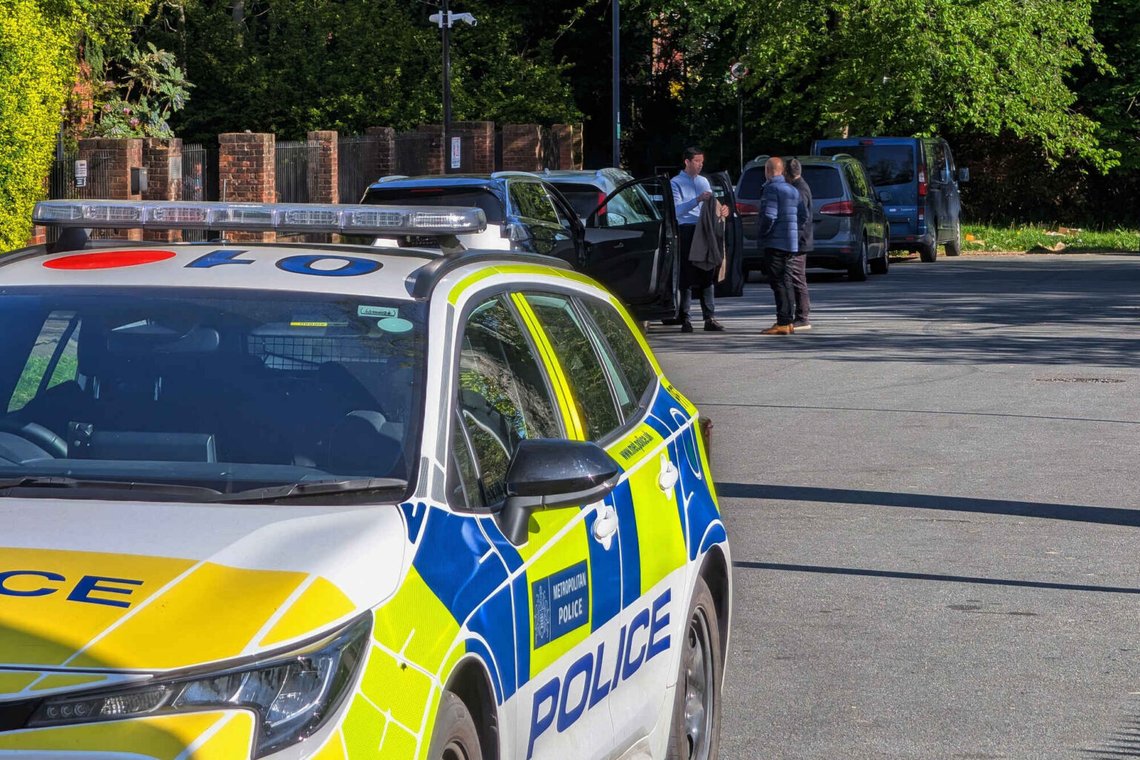 Politibetjente patruljerer ved en afspærring nær Kenton United Synagogue i Harrow, en forstad til London, søndag den 19. april 2026. (Jamie Lashmar/PA via AP Politibetjente patruljerer ved en afspærring nær Kenton United Synagogue i Harrow, en forstad til London, søndag den 19. april 2026. (Jamie Lashmar/PA via AP