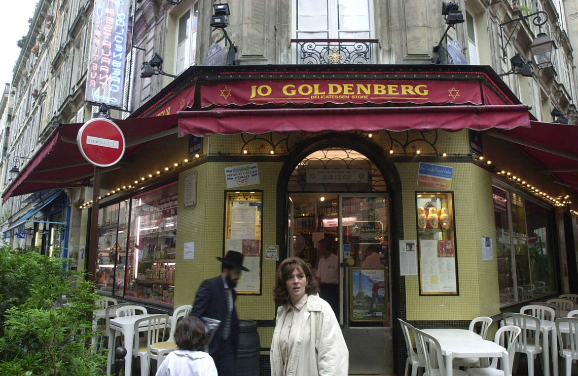 Folk går forbi restauranten Jo Goldenberg i det gamle jødiske kvarter i Paris den 9. august 2002, tyve år efter attentatforsøget der. Foto: Jacques Brinon / AP / NTB. Folk går forbi restauranten Jo Goldenberg i det gamle jødiske kvarter i Paris den 9. august 2002, tyve år efter attentatforsøget der. Foto: Jacques Brinon / AP / NTB.