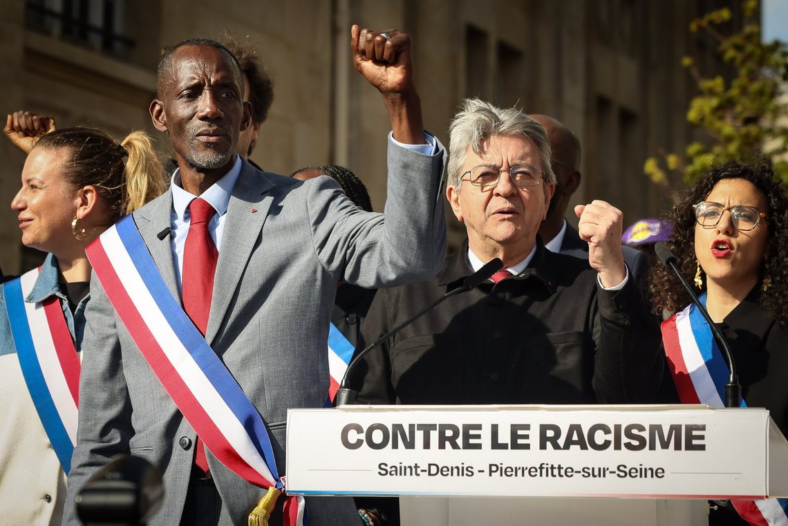 Den franske venstrefløjsleder Jean-Luc Mélenchon og den nye borgmester i Saint-Denis fra venstrefløjspartiet La France Insoumise (LFI), Bally Bagayoko (til venstre), deltager i demonstrationen mod racisme i Saint-Denis nær Paris den 4. april 2026. Foto: Thomas Padilla, AP-NTB. Den franske venstrefløjsleder Jean-Luc Mélenchon og den nye borgmester i Saint-Denis fra venstrefløjspartiet La France Insoumise (LFI), Bally Bagayoko (til venstre), deltager i demonstrationen mod racisme i Saint-Denis nær Paris den 4. april 2026. Foto: Thomas Padilla, AP-NTB.
