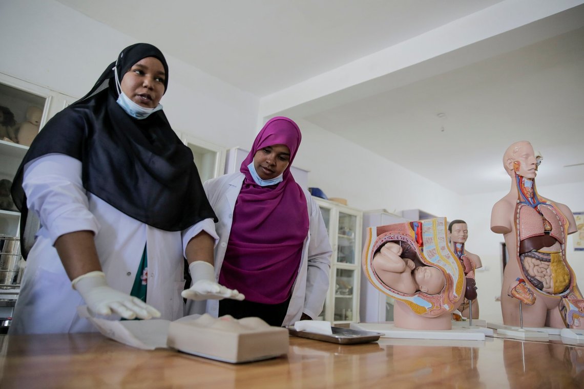 Medicinstuderende demonstrerer, hvordan kvindelig kønslemlæstelse påvirker fødsler, på Edna Adan-universitetet i Hargeisa i Somaliland, en delvist autonom udbryderregion fra Somalia, den 9. februar 2022. Foto: Brian Inganga, AP-NTB. Medicinstuderende demonstrerer, hvordan kvindelig kønslemlæstelse påvirker fødsler, på Edna Adan-universitetet i Hargeisa i Somaliland, en delvist autonom udbryderregion fra Somalia, den 9. februar 2022. Foto: Brian Inganga, AP-NTB.