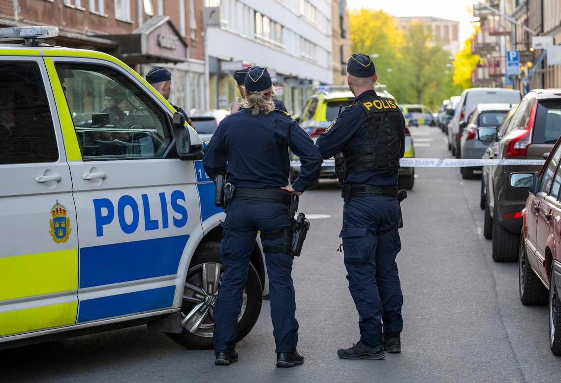 Politiet er til stede på Östra Storgatan i Kristianstad efter en knivstikkeri lørdag aften. Omkring klokken 20 oplyste politiet, at den mand, der blev stukket ned, var afgået ved døden. Foto: Johan Nilsson, TT-NTB. Politiet er til stede på Östra Storgatan i Kristianstad efter en knivstikkeri lørdag aften. Omkring klokken 20 oplyste politiet, at den mand, der blev stukket ned, var afgået ved døden. Foto: Johan Nilsson, TT-NTB.