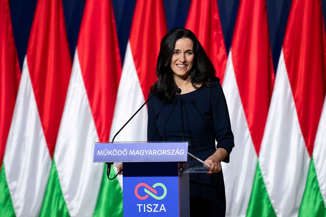 Anita Orbán holder en tale for Tisza-partiet under valgkampen i Budapest, februar 2026. Foto: AP /Denes Erdos/ NT Anita Orbán holder en tale for Tisza-partiet under valgkampen i Budapest, februar 2026. Foto: AP /Denes Erdos/ NT