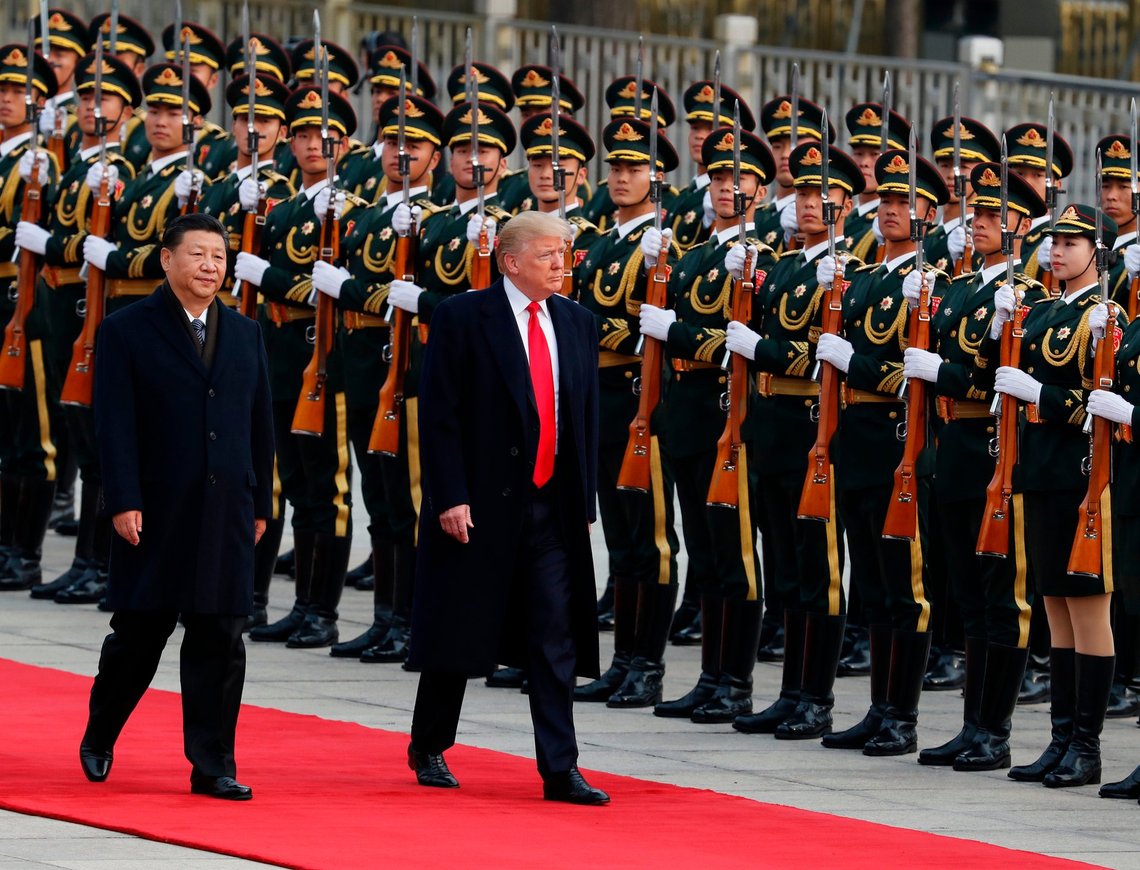 USA's præsident Donald Trump (til højre) og Kinas præsident Xi Jinping inspicerer en æresvagt under en velkomstceremoni i Folkets Store Hal i Beijing den 9. november 2017. Foto: Andy Wong, AP-NTB. USA's præsident Donald Trump (til højre) og Kinas præsident Xi Jinping inspicerer en æresvagt under en velkomstceremoni i Folkets Store Hal i Beijing den 9. november 2017. Foto: Andy Wong, AP-NTB.