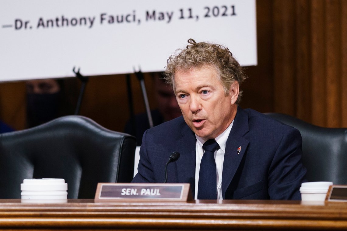 Arkivbillede fra 20. juli 2021: Senator Rand Paul (R-Ky.) stiller spørgsmål til den førende smitteekspert dr. Anthony Fauci under en udvalgshøring om covid-19 på Capitol Hill i Washington. Foto: J. Scott Applewhite, AP-NTB. Arkivbillede fra 20. juli 2021: Senator Rand Paul (R-Ky.) stiller spørgsmål til den førende smitteekspert dr. Anthony Fauci under en udvalgshøring om covid-19 på Capitol Hill i Washington. Foto: J. Scott Applewhite, AP-NTB.