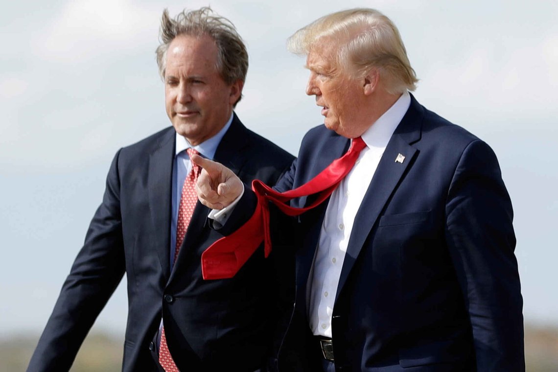 ARKIV - Præsident Donald Trump går sammen med Texas' justitsminister Ken Paxton, til venstre, i Austin-Bergstrom International Airport i Austin, onsdag den 20. november 2019. (AP Photo/Evan Vucci, Arkiv) ARKIV - Præsident Donald Trump går sammen med Texas' justitsminister Ken Paxton, til venstre, i Austin-Bergstrom International Airport i Austin, onsdag den 20. november 2019. (AP Photo/Evan Vucci, Arkiv)