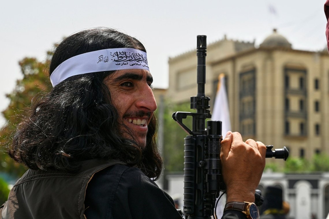 En talibaner smiler under fejringen af fireårsdagen for USA's tilbagetrækning og starten på Talibans styre i Kabul, Afghanistan, den 15. august 2025. Foto: Nava Jamshidi, AP-NTB. En talibaner smiler under fejringen af fireårsdagen for USA's tilbagetrækning og starten på Talibans styre i Kabul, Afghanistan, den 15. august 2025. Foto: Nava Jamshidi, AP-NTB.